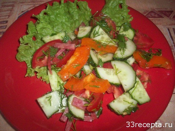 салат из свежих овощей с копченой колбасой