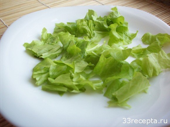листья салата на тарелке