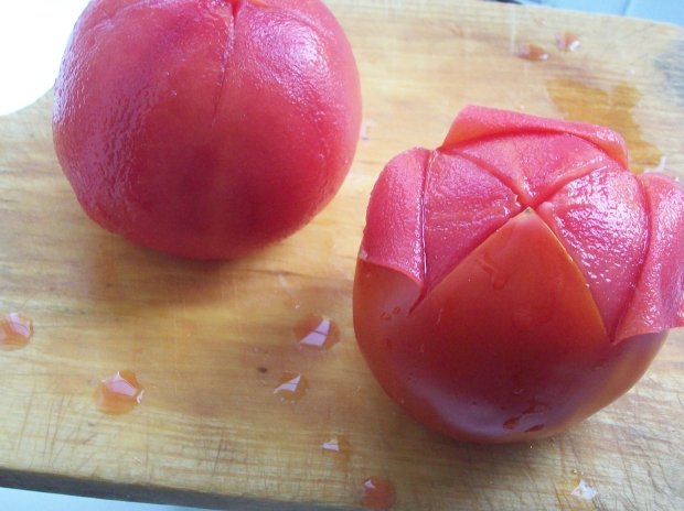 очищаем помидоры
