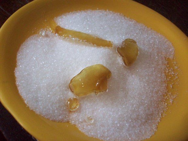обваливаем имбирь в сахаре