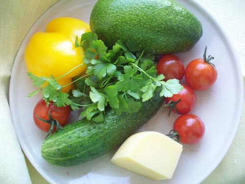 продукты для овощного салата с авокадо