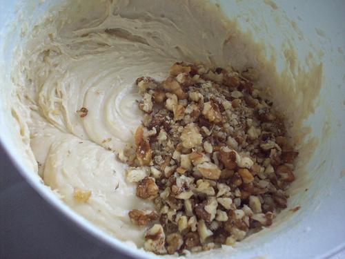 добавляем орехи в тесто
