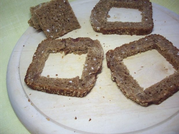 вырезаем квадратики в хлебе