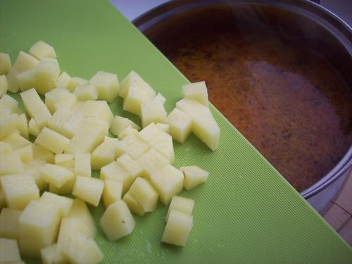 добавляем картофель в суп