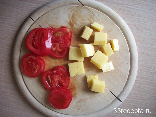 режем сыр и помидоры
