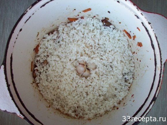 добавляем рис и чеснок