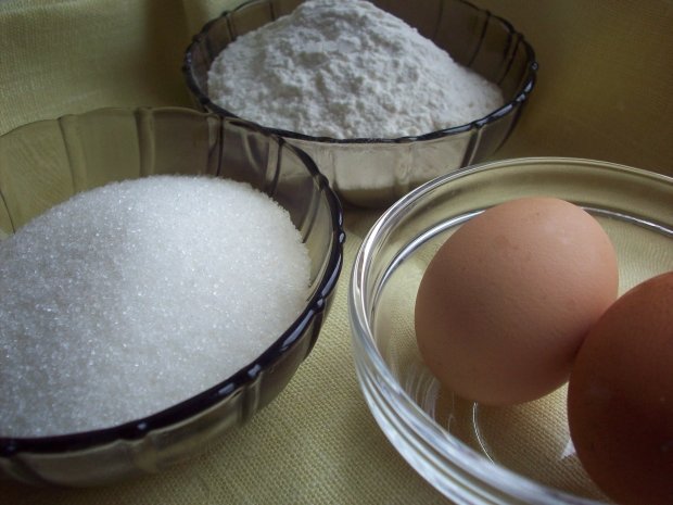 Тесто 2 яйца и мука. Мука яйца сахар. 2 Яйца стакан сахара стакан муки. Яйца с сахаром. 1 Яйцо и мука.
