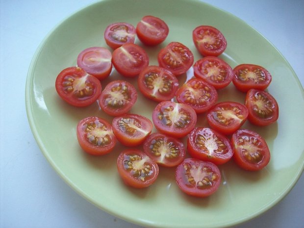 режем помидоры черри