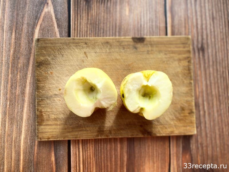 разрезанные пополам яблоки
